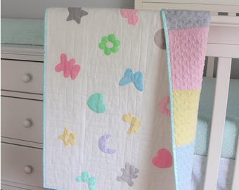 Cookie Cutter Baby Quilt Muster.  Sofort-Download: Baby Quilt mit Minky Charm Quadraten und Minky Layer Cakes.