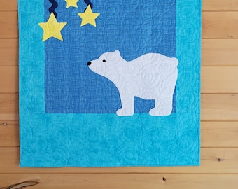 Edredón para bebé Northern Nights: Oso polar de peluche y estrellas - Decoración infantil única inspirada en la naturaleza