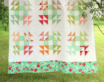 Robin's Nest Quilt Anleitung - traditioneller Ehering-Block, der mit Hilfe eines Layer Cake zu einem modernen Quilt verarbeitet wurde - Double Size Quilt Anleitung