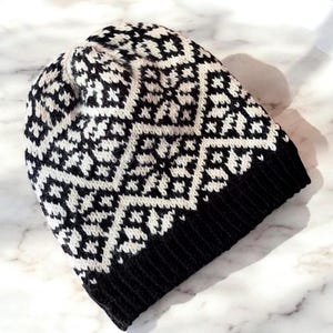 Carta da modello PDF con fiocchi di neve per cappello lavorato a maglia