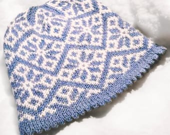 Modello PDF in carta per cappello lavorato a maglia con fiocchi di neve