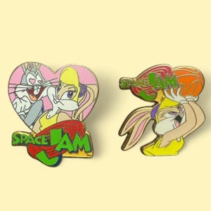 2 Looney Tunes Space Jam Bugs Bunny und Lola Bunny Emaille Pins 90er Jahre Sammlerstücke Erinnerungsstücke Nostalgie Tune Squad