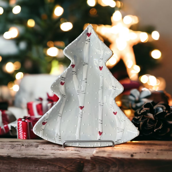 Fait à la main et peint à la main, motif cardinal et bouleau, en forme d'arbre de Noël, assiette à biscuits de Noël