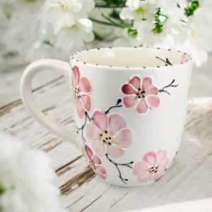 Taza de café de cerámica hecha a mano: diseño grande de flor de cerezo rosa