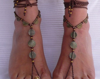 Sandalias étnicas descalzas marrones y de latón: joyas bohemias para la playa