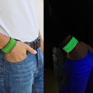 Pulsera de manguito Macrame, brillo en la pulsera oscura, joyería de neón, accesorios del festival, regalo para el hombre y la mujer, resistente al agua, verde neón
