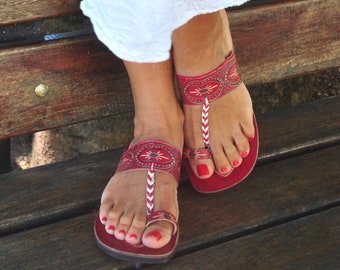 Rode leren sandalen met teenring: gegraveerde bloemen Indiase stijl