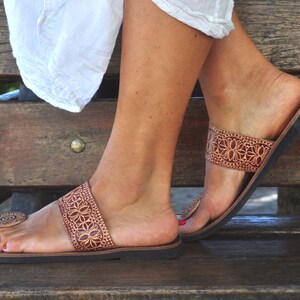 Braune Ledersandalen, handgefertigte Slip Ons Sandalen, indische Stil, handgefertigte Sommerschuhe, Damen Sandalen, flache, ethnische Sandalen, Boho-Stil