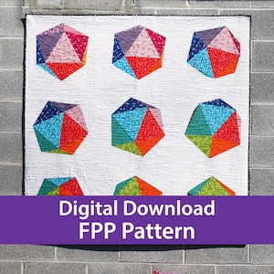 Może przedstawiać: Cyfrowy wzór do pobrania do pikowania z dziewięcioma kolorowymi kształtami geometrycznymi. Kształty są w różnych kolorach i wzorach i są ułożone w siatkę. Tekst "Pobierz cyfrowo wzór FPP" znajduje się na dole obrazu.