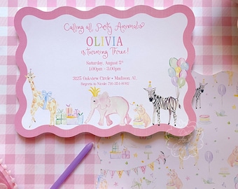 Può includere: Invito a festa di compleanno rosa con bordo a festoni. L'invito presenta un'illustrazione colorata di animali, tra cui una giraffa, un elefante, una zebra e un leone. Il testo sull'invito recita: "Calling all Party Animals Olivia is turning Three! Saturday, August 27th 1:00pm - 3:00pm 3125 Oakview Circle - Madison, AL. Regrets to Nicole 710-361-0392"