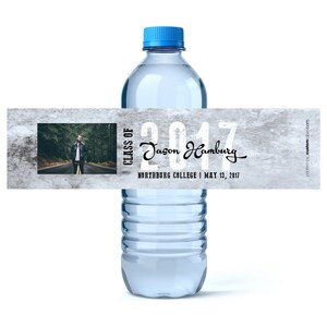 Puede incluir: Una etiqueta de botella de agua blanca y gris con una foto de una persona de pie en un camino. La etiqueta dice "Clase de 2017 Jason Hamburg Northburg College | 13 de mayo de 2017".