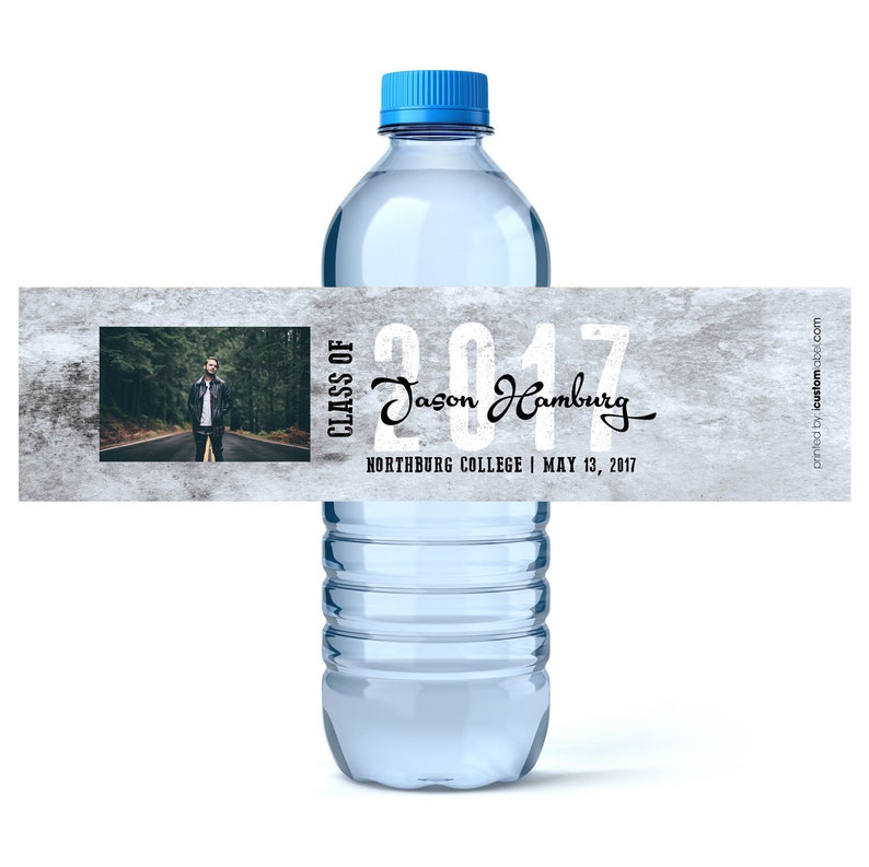 Puede incluir: Una etiqueta de botella de agua blanca y gris con una foto de una persona de pie en un camino. La etiqueta dice "Clase de 2017 Jason Hamburg Northburg College | 13 de mayo de 2017".