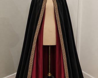 Mantello medievale nero foderato in bordeaux con finiture dorate