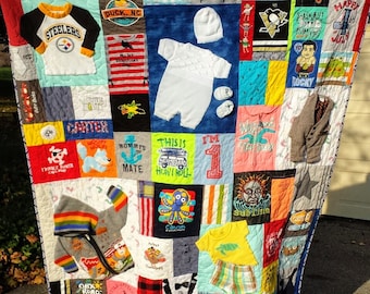 Puede incluir: Una colcha de retazos colorida hecha de varias camisetas. La colcha presenta una variedad de diseños y textos, incluyendo "Steelers", "Duck, NC", "Mommy's Mate", "This is How I Roll", "I'm 1", "World Tour", "Rocky", "Happy 4th of July", y "Muny Dad Me".