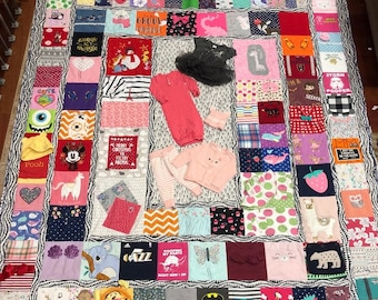 Puede incluir: Una colcha de retazos colorida hecha con ropa de bebé. La colcha está hecha de cuadrados de diferentes telas, cada uno con un diseño diferente. Algunos de los cuadrados presentan personajes de dibujos animados, como Mickey Mouse, Winnie the Pooh y Elmo. Otros presentan palabras o frases, como "Spooky", "Ghoul Crew" y "Storm Pooper". La colcha es una forma única y sentimental de recordar los primeros años de un niño.