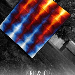 Może przedstawiać: Kołdra z geometrycznym wzorem w odcieniach czerwieni, pomarańczy, żółci, błękitu i bieli. Kołdra nazywa się "Fire & Ice" i jest wzorem 13 Spools.