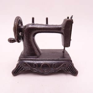 Vintage Play Me Diecast Sewing Machine Pencil Sharpener #924