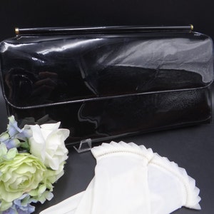 Bolso de mano grande de piel de charol negra de estilo moderno de mediados de siglo - Bolso de mano clásico y elegante de 13" de largo - Elegante clutch negro vintage
