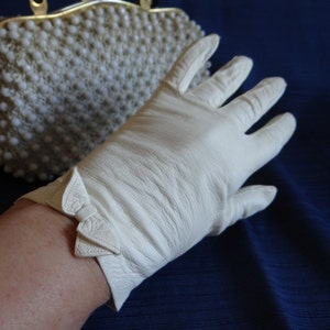 Lovely Vintage Cream Kid Leather Bow Gloves - Wrist Length Gloves with Bow Detail - Opera Tea Cotillion Bride Bridal Gloves - BG-SW-18