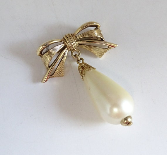 Vintage Faux Pearl and Gold Tone Knot Brooch Pin … - image 1