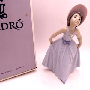 Vintage Lladro Girl Figurine &quot;Daisy&quot; #6274 Chiquitina Reverencia in Original Box