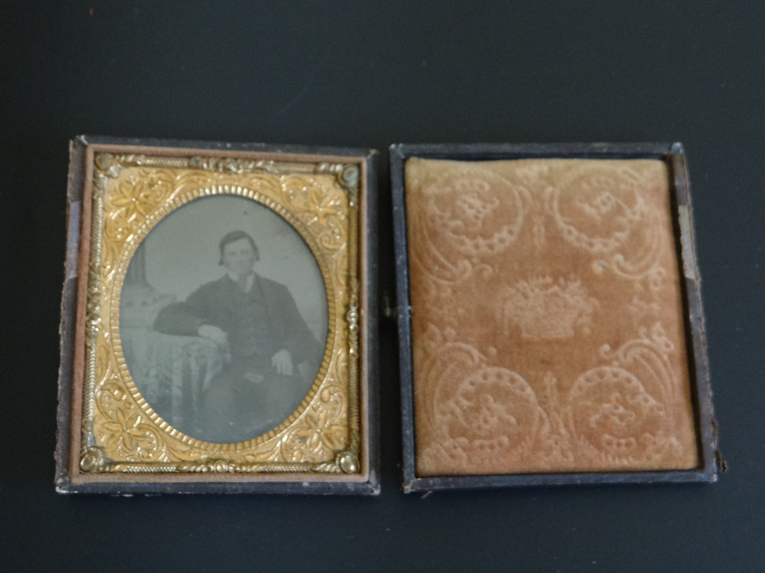 1830 年代から 1860 年代頃の、額縁に入ったスーツとネクタイ姿の男性