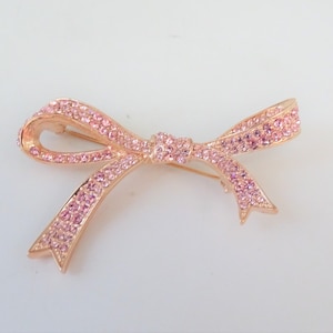 Broche de diamantes de imitación rosa Kenneth Jay Lane en un ajuste de tono oro rosa - broche de arco moderno KJL vintage - broche de arco de oro rosa rosa