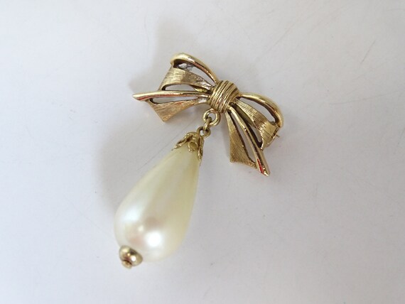 Vintage Faux Pearl and Gold Tone Knot Brooch Pin … - image 2