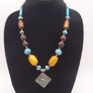 Vintage Southwest Style Faux Turquoise Blue and Wood Necklace with Silver Tone Accents Southwest Style Necklace