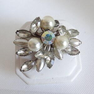 Vintage Faux Perle und klar facettierten Strass Brosche Pin mit Aurora Borealis Strass Akzente auf Silber Ton Einstellung