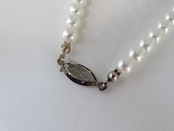 Vintage White Faux Pearl Bracelet with Silver Ton… - image 6