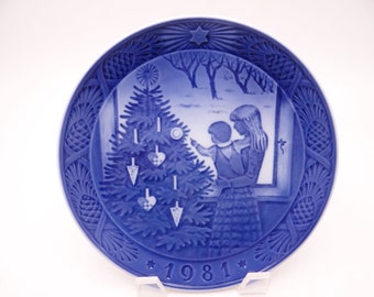 Vintage Royal Copenhagen 1981 Christmas Plate "Admiring the Christmas Tree"