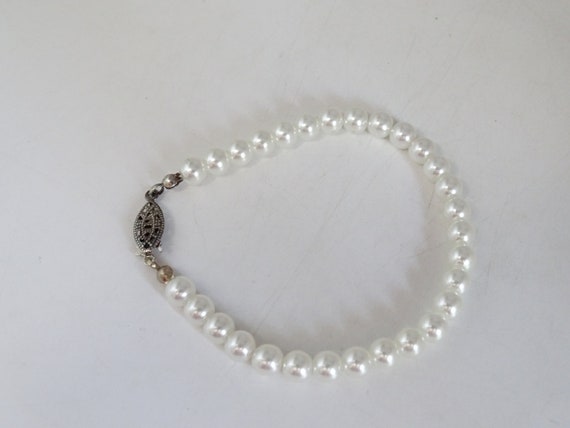 Vintage White Faux Pearl Bracelet with Silver Ton… - image 4