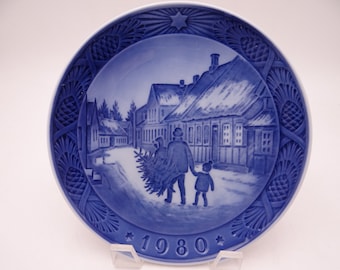 Vintage Royal Copenhagen 1980 Christmas Plate "Bringing Home the Christmas Tree"