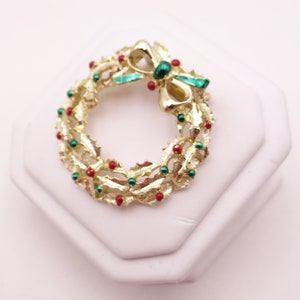 Vintage Signed Gerry&#39;s Gold Tone Wreath Brooch with Red and Green Bow and Berries - Holiday Pin - Christmas Brooch - Classic Design