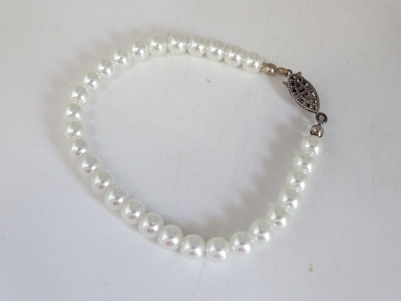 Vintage White Faux Pearl Bracelet with Silver Ton… - image 1