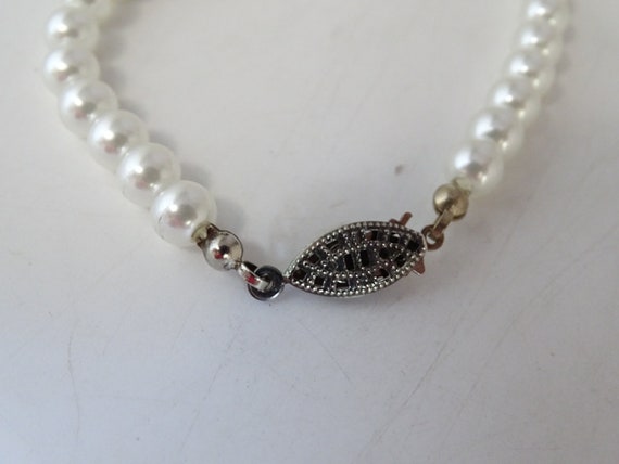 Vintage White Faux Pearl Bracelet with Silver Ton… - image 5