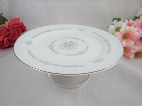 Mikasa Fuß Kuchenteller mit weißen Teller und blau und Silber Floral und Blatt Design 7,5"