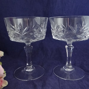 Zwei klare Glas hohe Champagner Gläser Sherbet Gerichte - große Champagner Gläser - Sherbet Gerichte - 3 Paare von diesen erhältlich