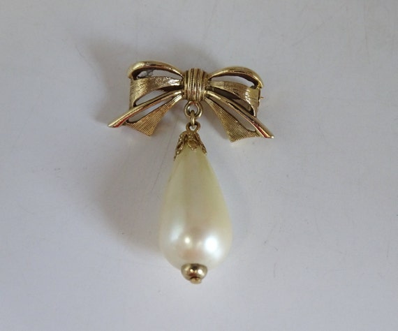 Vintage Faux Pearl and Gold Tone Knot Brooch Pin … - image 3