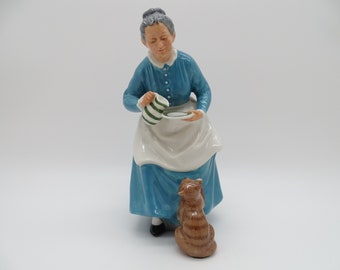 Vintage English Bone China Royal Doulton Figurine HN2249 "The Favourite" Figurine Retired