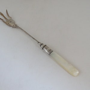 Antike Spargelgabel mit Sterling Silber Polsterung und Perlmuttgriff ein elegantes Servierstück zum Verwenden und Sammeln