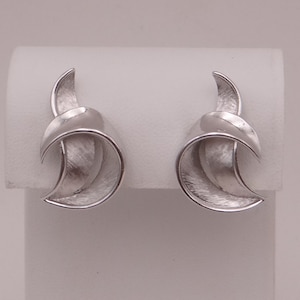 ¡El clip firmado de la hoja de plata Crown Trifari en pendientes en un ajuste de tono plateado es simplemente encantador!