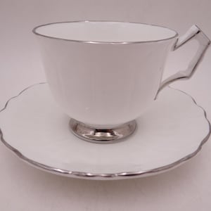 Vintage Aynsley Inglese Bone China &quot;Spring Crocus&quot; White Swirl Teacup e Saucer Elegant Tea Cup