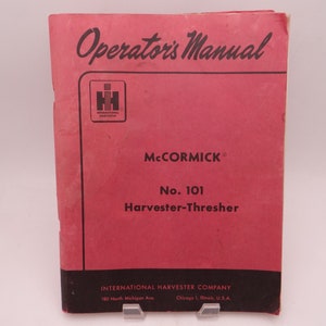 Può includere: Un manuale di istruzioni rosso per una mietitrebbiatrice McCormick No. 101. Il manuale è della International Harvester Company, 180 North Michigan Ave, Chicago 1, Illinois, U.S.A.