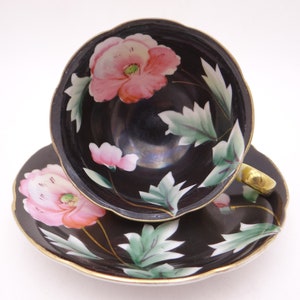Spectaculaire vintage peint à la main Japon occupé noir et jaune avec tasse à thé d’orchidée rose et ensemble de soucoupe - Tout simplement incroyable