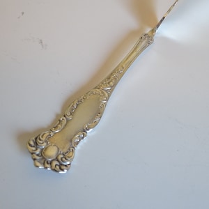 Antique 1901 Wm Rogers & Son Warwick Silverplate Twisted Handle Offset Butter Knife with Lovely Floral Design and Scalloped Blade
