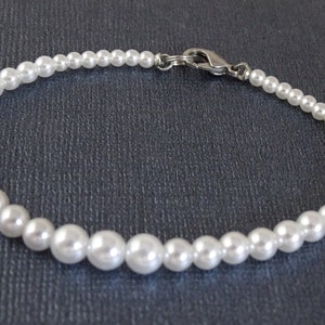 Pretty Vintage White Faux Pearl Bracelet - Simple and Elegant Accessory for Special Occasion or Everday