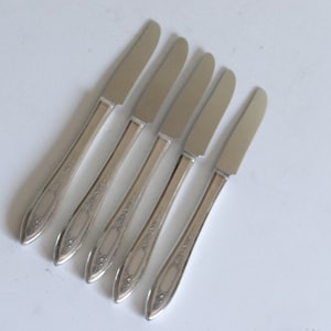 Five 1934 Wm A Rogers Debutante Grandeur Princess Royal Silverplate New French Hollow Grille Dinner Knives 8 3/8&quot;