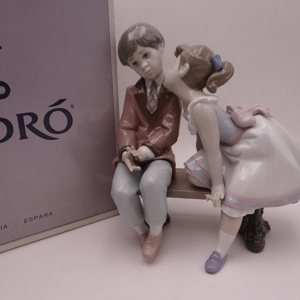 Vintage Lladro Figurine "10 and Growing" #7635 First Kiss in Original Box